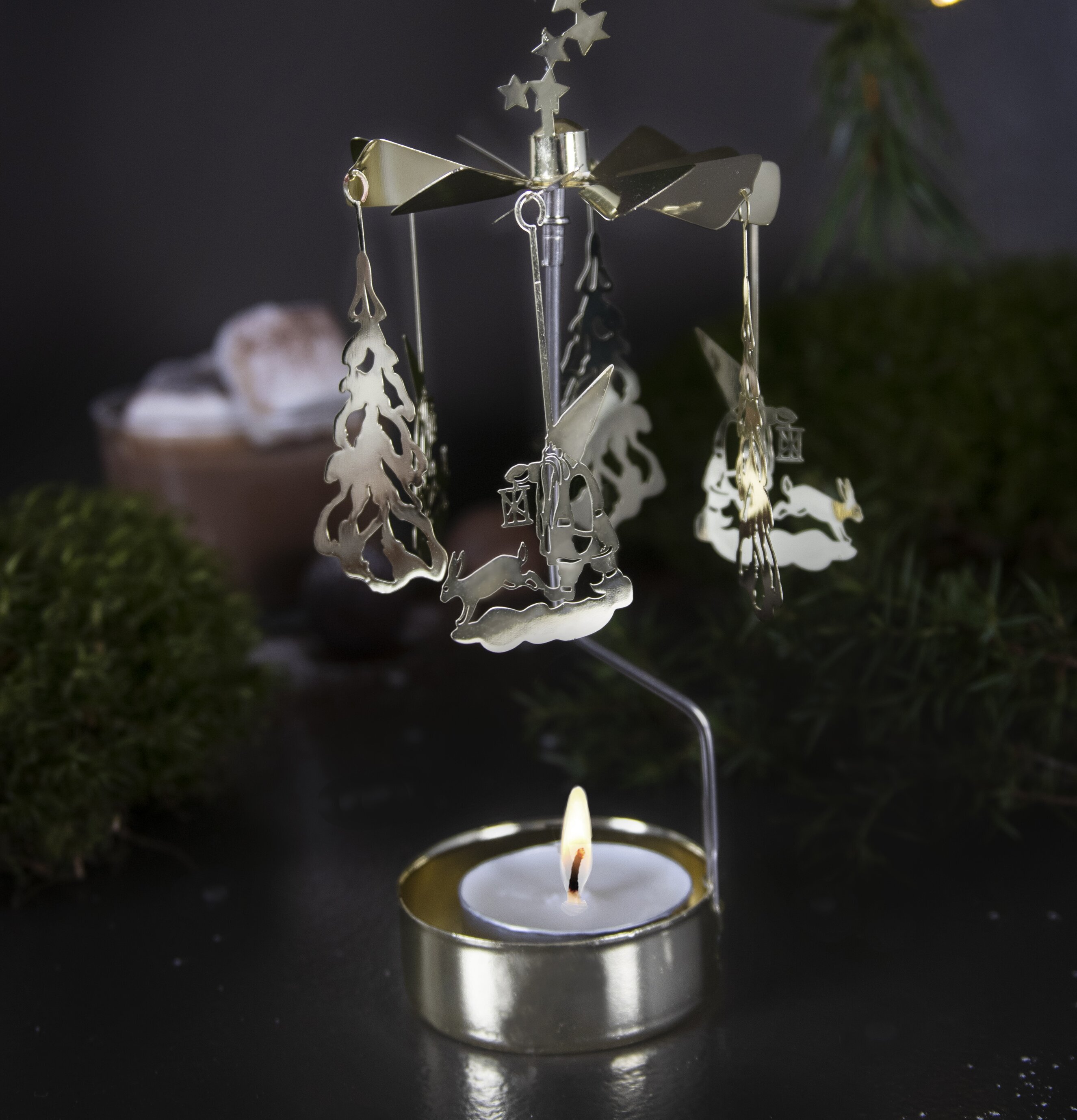 Änglaspel Vinterland Guld från Pluto Produkter i mörk miljö