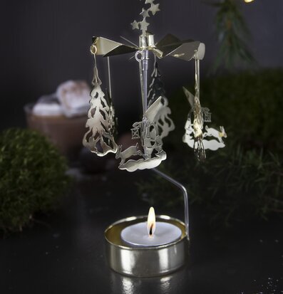 Änglaspel Vinterland Guld från Pluto Produkter i mörk miljö