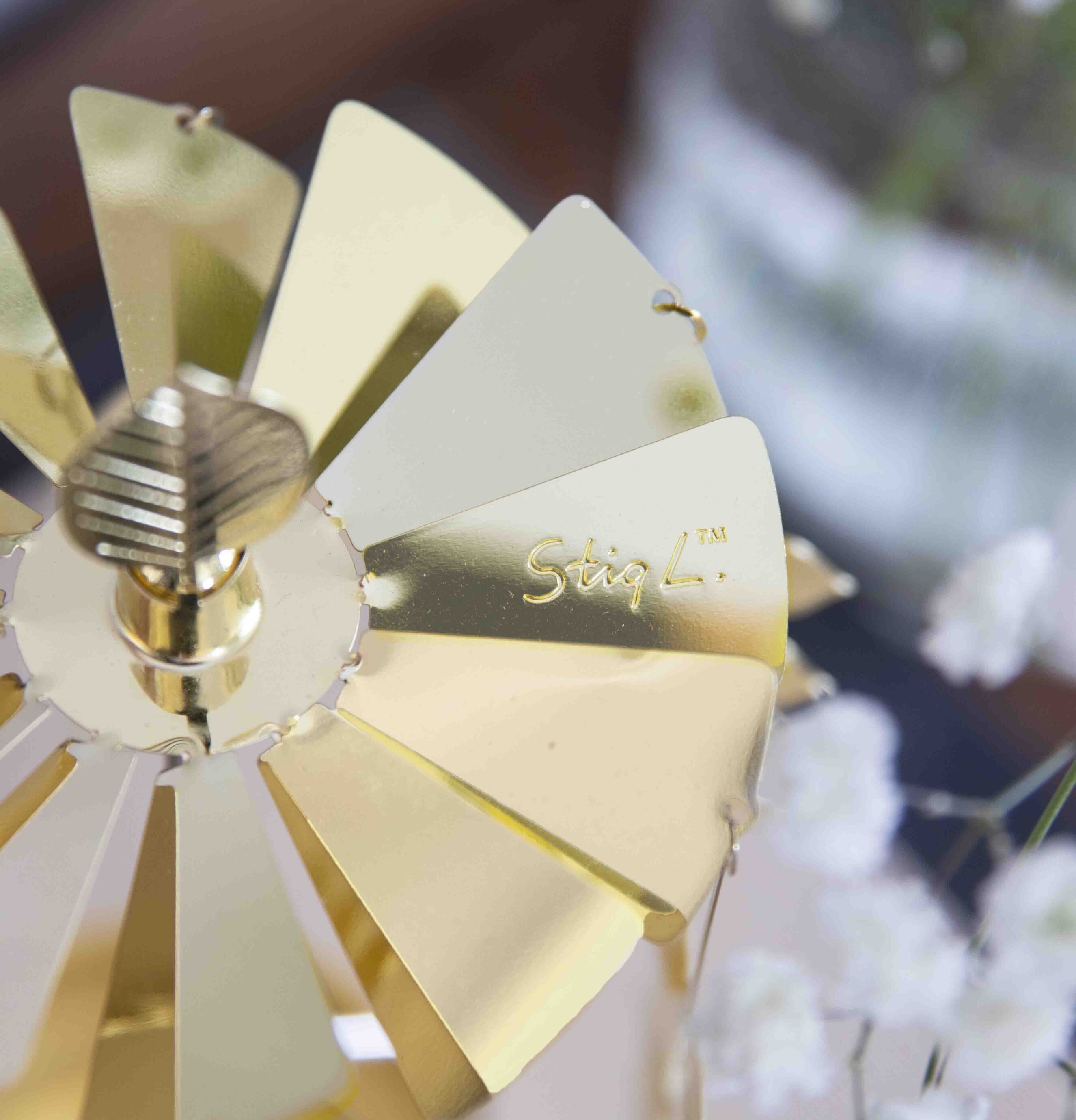 Änglaspel Berså Stig L från Pluto Produkter i guldtoner