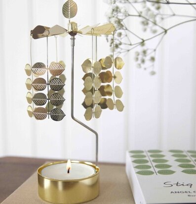 Änglaspel Berså Stig L från Pluto Produkter på ett bord