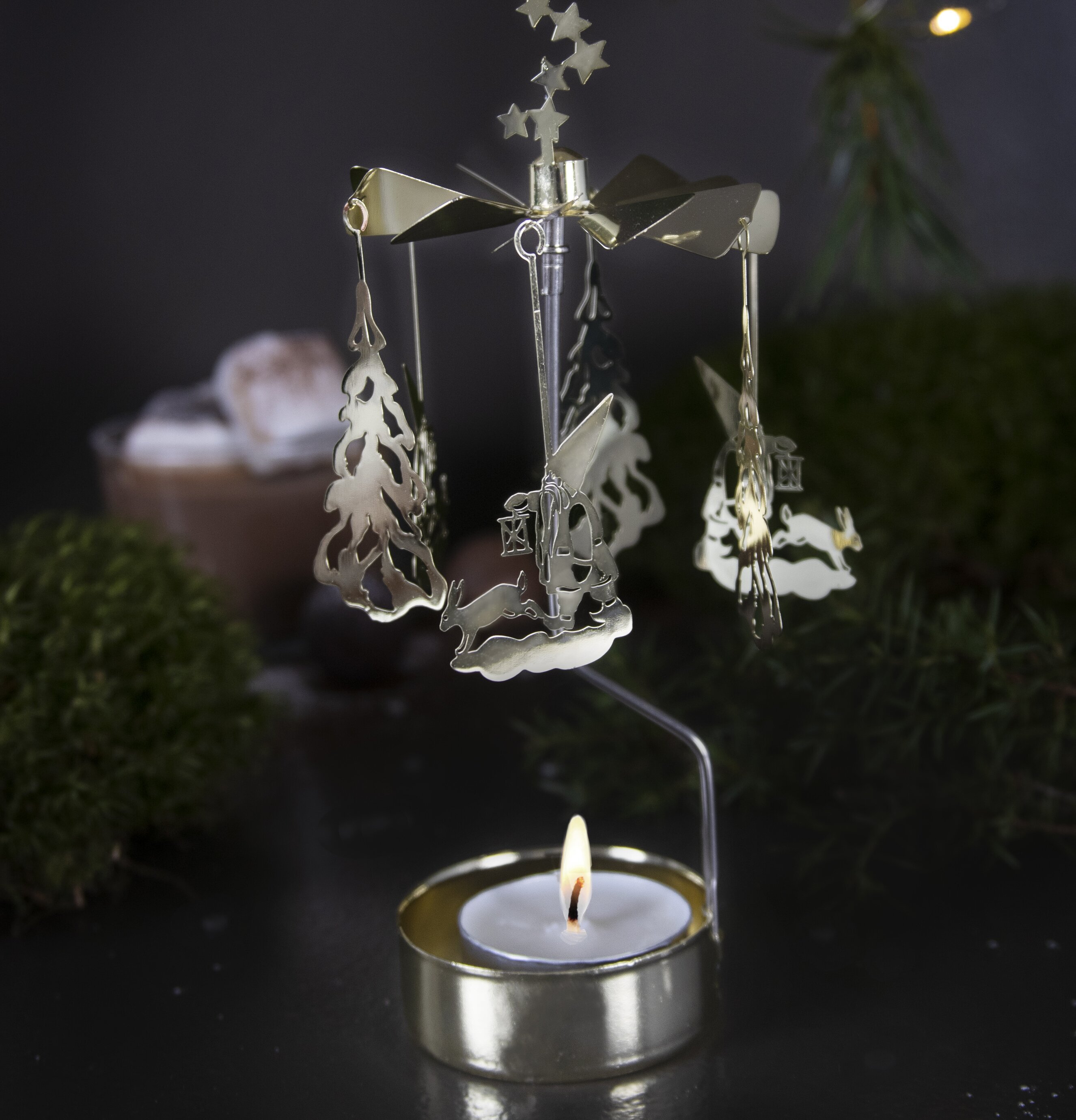 Änglaspel Vinterland från Pluto Produkter på mörk yta