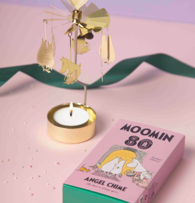 Bild av elegant änglaspel med Mumin-motiv och färgkontrast