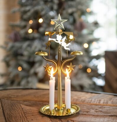 Bild av ett mässingsänglaspel i julig och varm miljö