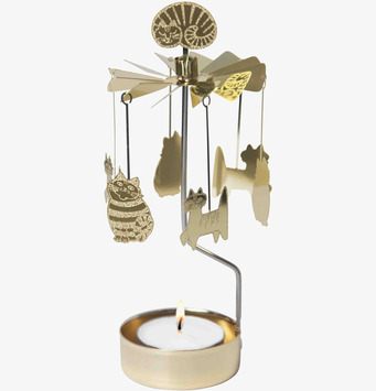 Bild på klassiskt änglaspel med katter i metall och tända ljus