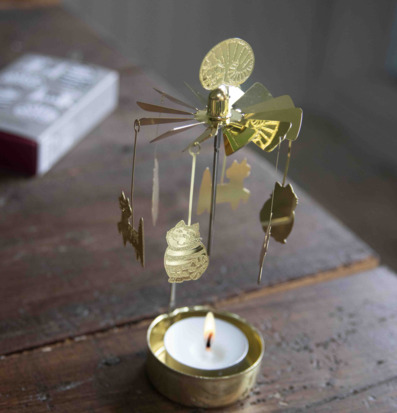 Bild av änglaspel med katter i guld på rustikt träbord